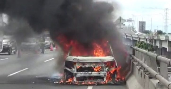 Gegara Korsleting Listrik, Suzuki Ertiga Ludes Terbakar di Tol Wiyoto Wiyono Jakarta Timur