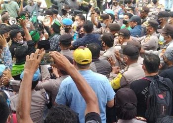 Tujuh Tahun Kepemimpinan Jokowi, HMl MPO Gelar Aksi di DPRD Riau