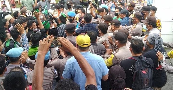 Tujuh Tahun Kepemimpinan Jokowi, HMl MPO Gelar Aksi di DPRD Riau