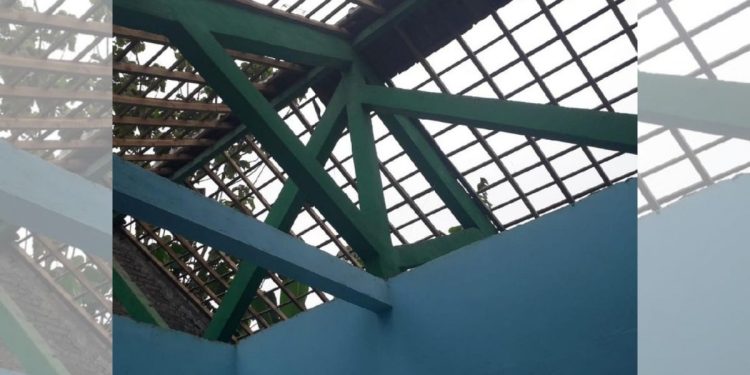 Wanita Indonesia Melaporkan Putranya ke Polisi Karena Menjual Furnitur dan Atap Rumah Untuk Berkencan