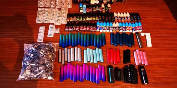 8 Orang Termasuk Remaja 19 Tahun, Didakwa karena Menjual Rokok Elektronik di Singapura
