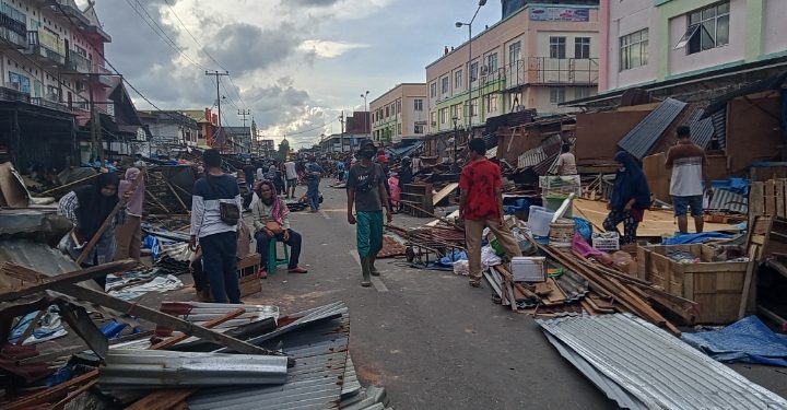 Gunakan Alat Berat, Tim Yustisi Bongkar Lapak Pedagang Agus Salim