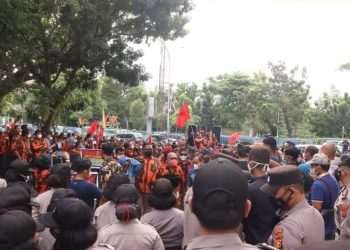 Tuntut Junimart Girsang Minta Maaf, Pemuda Pancasila Demo Kantor DPRD Riau