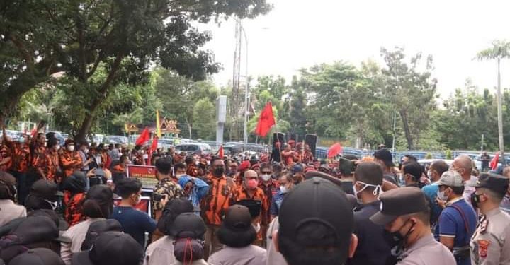 Tuntut Junimart Girsang Minta Maaf, Pemuda Pancasila Demo Kantor DPRD Riau