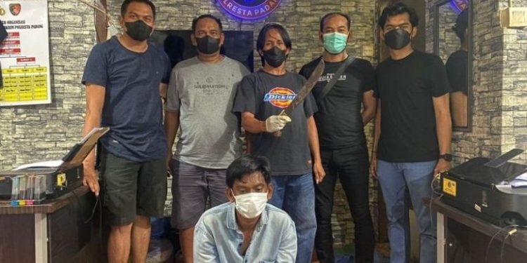 Karena Lirikan, Kepala Sopir Angkot di Padang Bocor Ditebas Parang