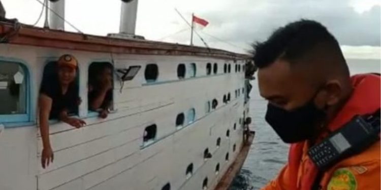 Bayi Kembar dan 107 Penumpang Lainnya Dievakuasi dari Laut Mentawai