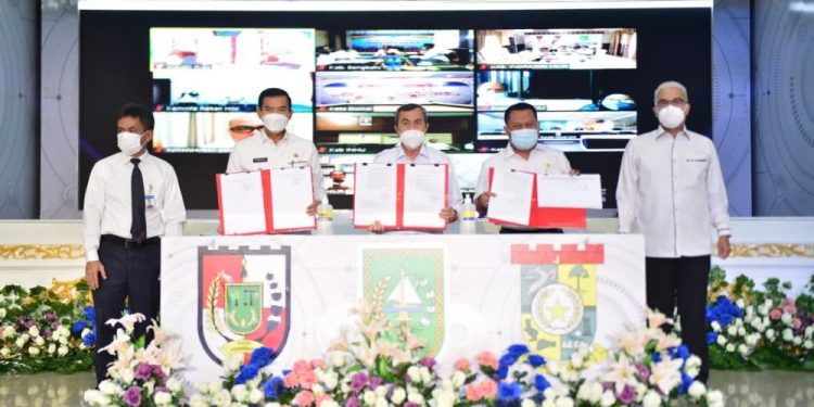 Gubernur Syamsuar Kukuhkan TP2DD Tiga Wilayah di Riau