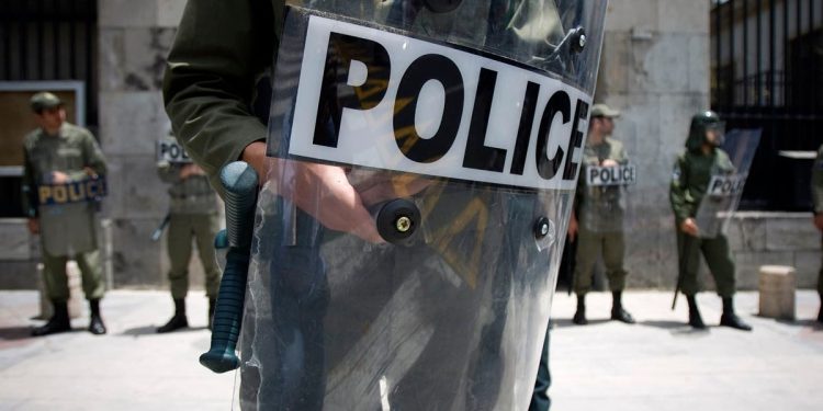 Pria Iran Bakar Dirinya di Depan Gedung Pekerja dan Kesejahteraan Sosial setelah Divonis Pengadilan