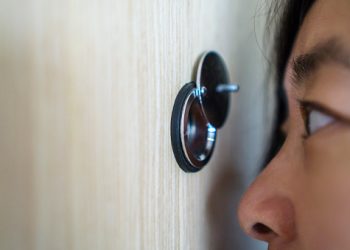 Ada yang Ketuk Pintu Lalu Ngintip, Mata Kiri Wanita Ini Ditembak