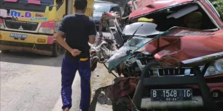 Remuk, Minibus Tabrak Truk di Jalan Lintas Sumatera Solok