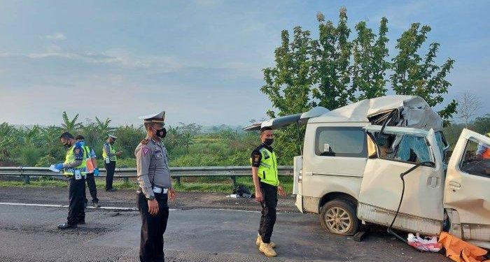 Seorang Sopir Tertabrak saat Pasang Tanda Segitiga di Tol Cipali