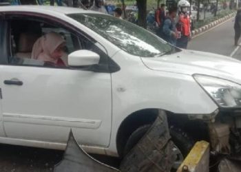 Arus Lalu Lintas Gandaria City Tersendat Akibat Mobil Tabrak Pembatas Jalan