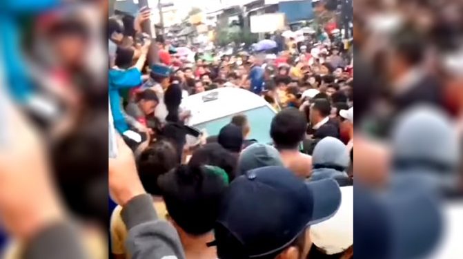 Nyamar Jadi Pekerja Proyek, Pencuri Kabel dan Saniter Shower Ini Dihakimi Massa di Perlintasan Kereta Api