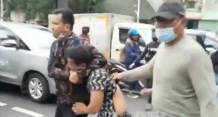 Kirim Bukti Transfer Palsu, Pria Ini Beli 147 Kodi Mukena di Pasar Tasik