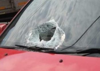 Akibat Teror Lempar Batu dari Jembatan Layang, Ibu Ini Gendong Anaknya yang Terluka di Kepala