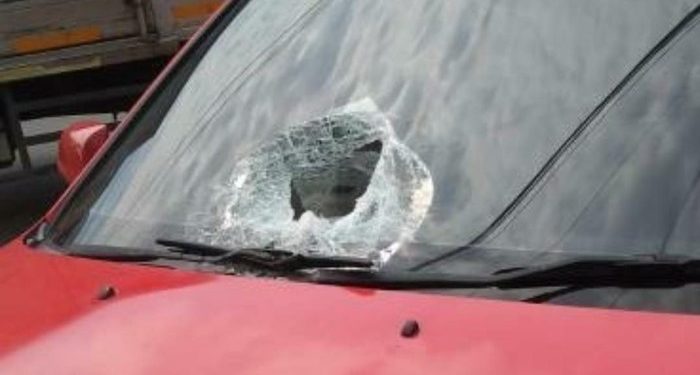 Akibat Teror Lempar Batu dari Jembatan Layang, Ibu Ini Gendong Anaknya yang Terluka di Kepala