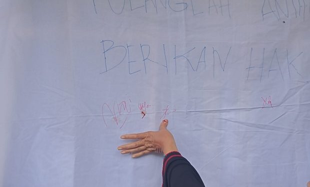Tuntut Pertanggung Jawaban Ketua, Para Petani Sawit Kopsa-M Lakukan Cap Darah