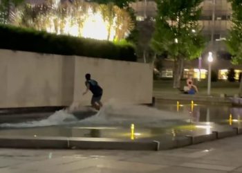 Seorang Pria Didenda karena Bermain Wakeboarding di Civilian War Memorial