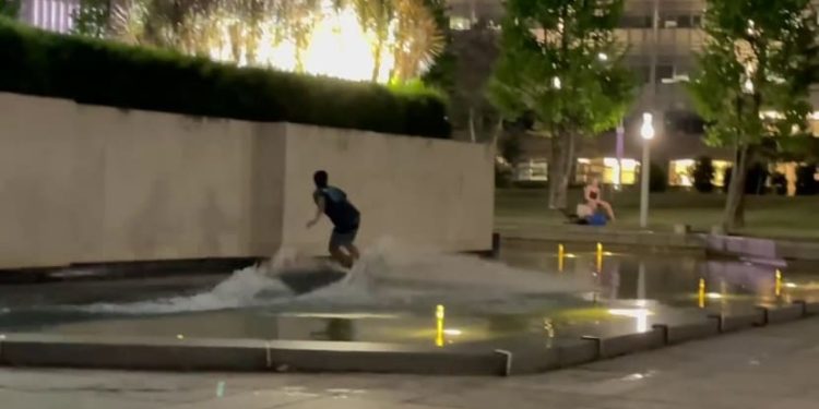 Seorang Pria Didenda karena Bermain Wakeboarding di Civilian War Memorial