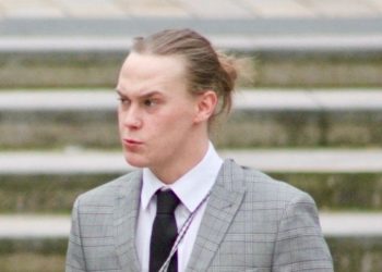 Mabuk Telanjang, Pria Ini Berkeliaran dengan Tanda ‘Untuk Dijual’