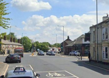 Pingsan di Jalan, Wanita Ini Tertabrak Mobil yang Lewat