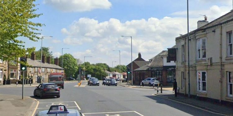 Pingsan di Jalan, Wanita Ini Tertabrak Mobil yang Lewat