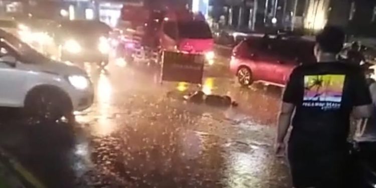 Senggol Truk Tangki yang Sedang Melaju, Pemotor Tewas di Jalan Sudirman Pekanbaru
