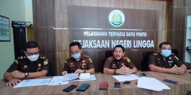 Korupsi Angaran Desa Rp 700 Juta, Mantan Kades Berindat dan Bendahara Ditahan Kejari Daik Lingga