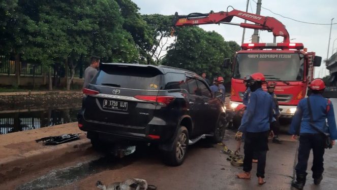 Hindari Pengendara Motor, Toyota Fortuner Nyemplung ke Kali Cilincing Jakarta Utara