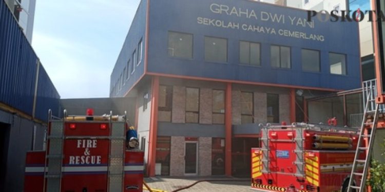 Gedung Sekolah di Tanjung Priok Jakarta Utara Terbakar, Satu Petugas Terjebak Saat Padamkan Api