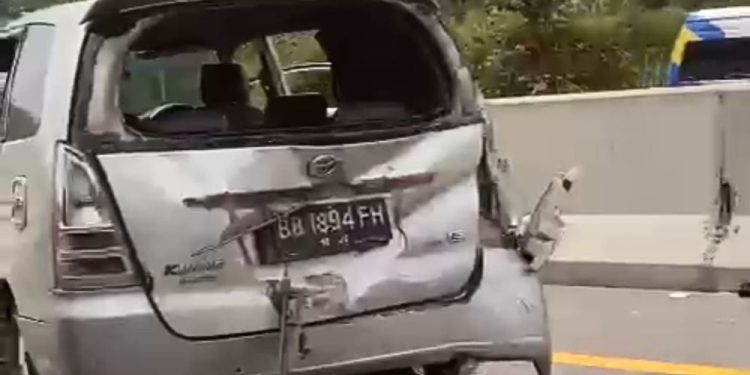 Disebabkan Pecah Ban, Mobil Inova di Tol Pekanbaru – Dumai Alami Kecelakaan