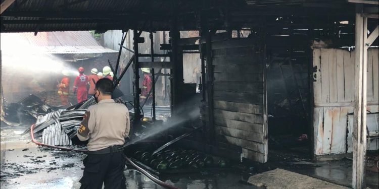 Satu Unit Rumah Penjual Buah di Pekanbaru Hangus Dilalap si Jago merah