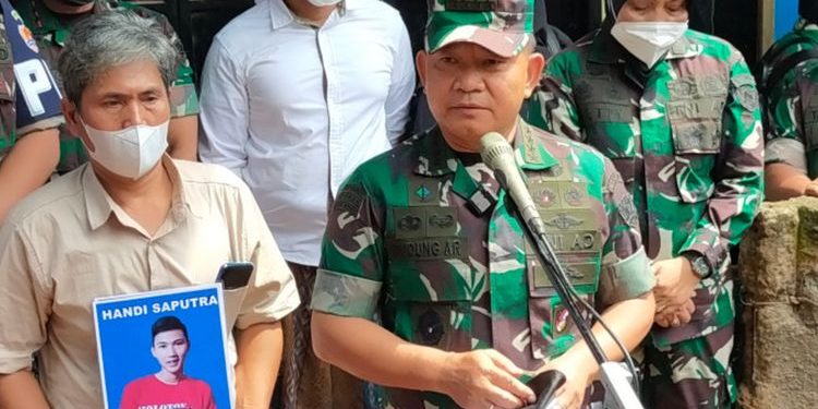 Sampaikan Duka, KSAD Dudung Datangi Rumah Korban Tabrak Lari di Nagreg