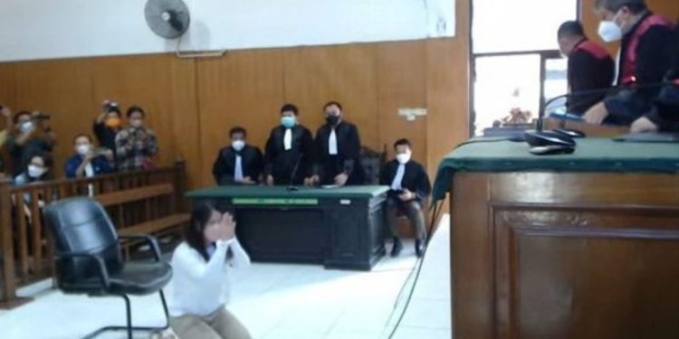 Pengadilan Bebaskan Wanita Indonesia yang Didakwa Karena Memarahi Mantan Suaminya yang Mabuk