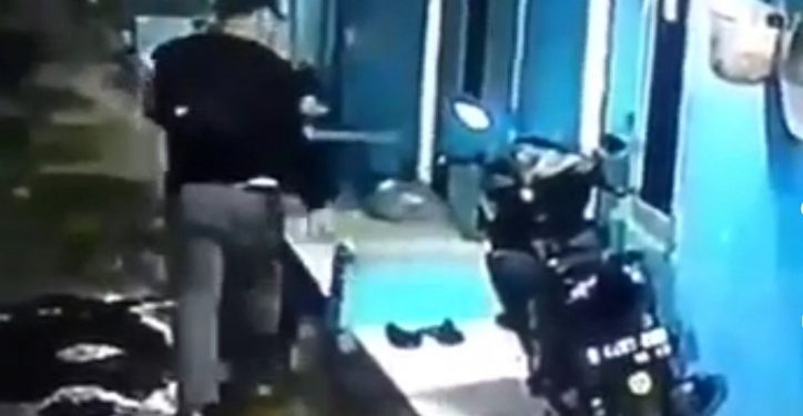 Cikarang Geger, Pria Tenteng Pistol Bak Koboi Satroni Kontrakan, Aksinya Terekam CCTV