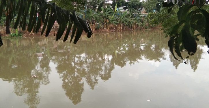 Warga Geger, Jasad Pria Berkaos Tangerang Football Terapung di Kali Cengkareng