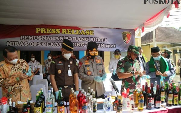 Sebanyak 22.927 Botol Miras Hasil Operasi Pekat Maung 2021 Dimusnahkan Oleh Polda Banten