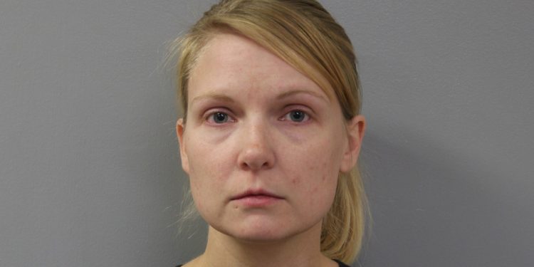 Wanita Ini Berkonspirasi dalam Pembunuhan Suaminya, Tuduh Serangan Ular adalah Sebab Kematian