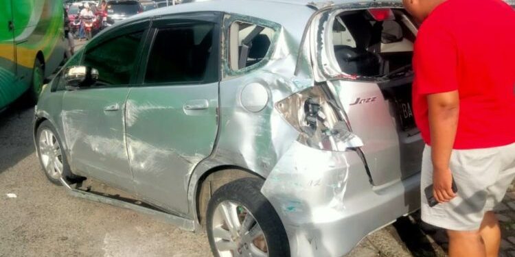 Mini Bus Terguling Tabrak Lima Kendaraan di Kota Padang, Begini Korbannya