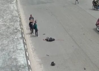 Diduga Mengantuk, Pengedar sepeda Motor jatuh dari flyover Pasar Pagi Arengka Pekanbaru usai Tabrak Pembatas