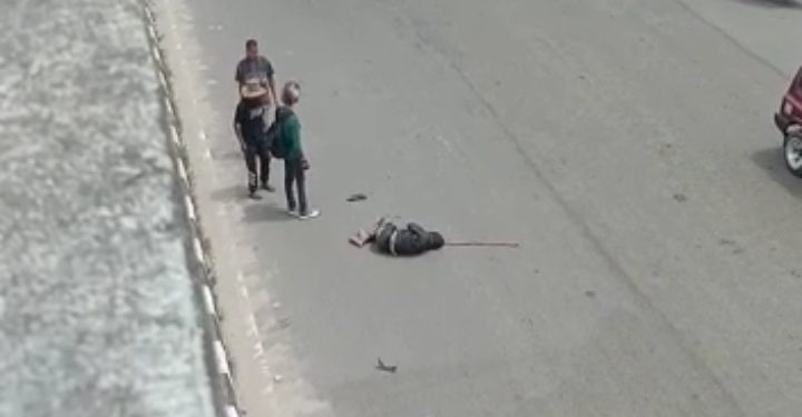 Diduga Mengantuk, Pengedar sepeda Motor jatuh dari flyover Pasar Pagi Arengka Pekanbaru usai Tabrak Pembatas