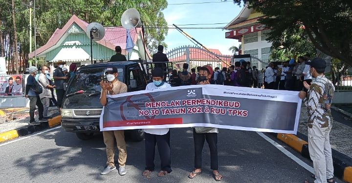 Tolak Permendikbudristek no 30 tahun 2021, Puluhan Pemuda dan Mahasiswa Gelar Aksi di DPRD Riau