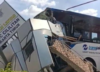 Satu Orang Terluka Akibat Bus Transjakarta Tabrak Pos Polisi di Jakarta Timur