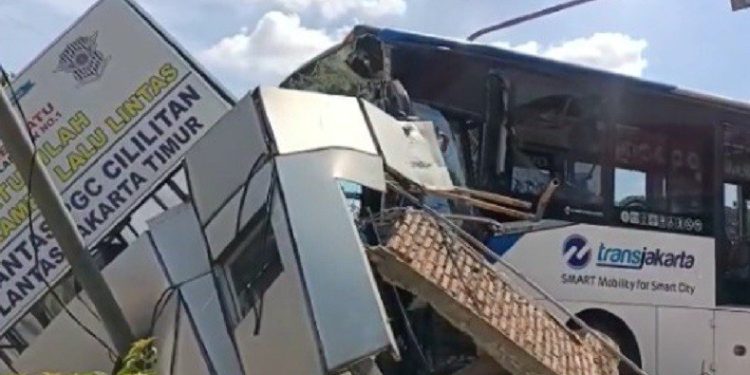 Satu Orang Terluka Akibat Bus Transjakarta Tabrak Pos Polisi di Jakarta Timur