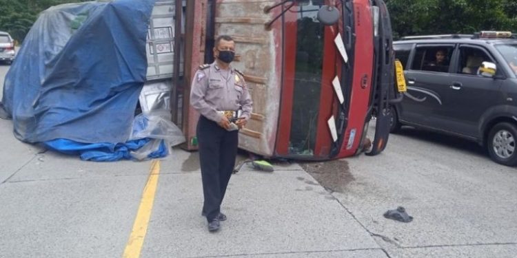 Dumptruk Hajar Dua Nobil di Sitinjau Lauik, Kerugian Ratusan Juta