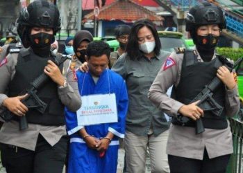Pelaku Begal Bagian Sensitif Wanita Diarak dan Dikawal Polwan Bersenjata Keliling Alun-Alun
