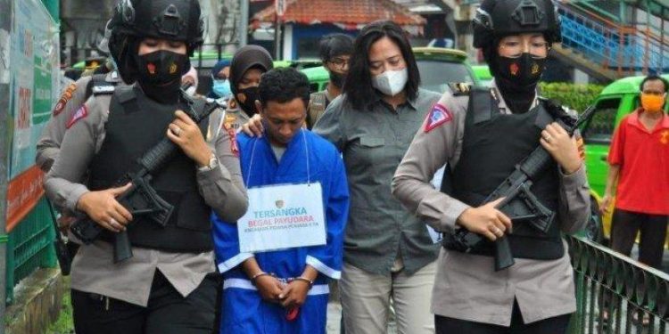 Pelaku Begal Bagian Sensitif Wanita Diarak dan Dikawal Polwan Bersenjata Keliling Alun-Alun