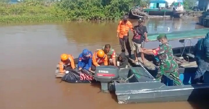 Tim SAR Gabungan saat mengevakuasi Jenazah korban/Fahrin