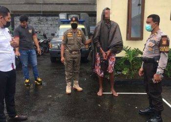 Pihak Berwenang Bali Tangkap Seorang Pria Belanda yang Pecahkan Jendela Kaca Minimarket