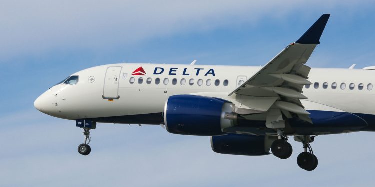 Pukul dan Ludahi Penumpang Lain, Wanita Ini Disambut FBI di Bandara